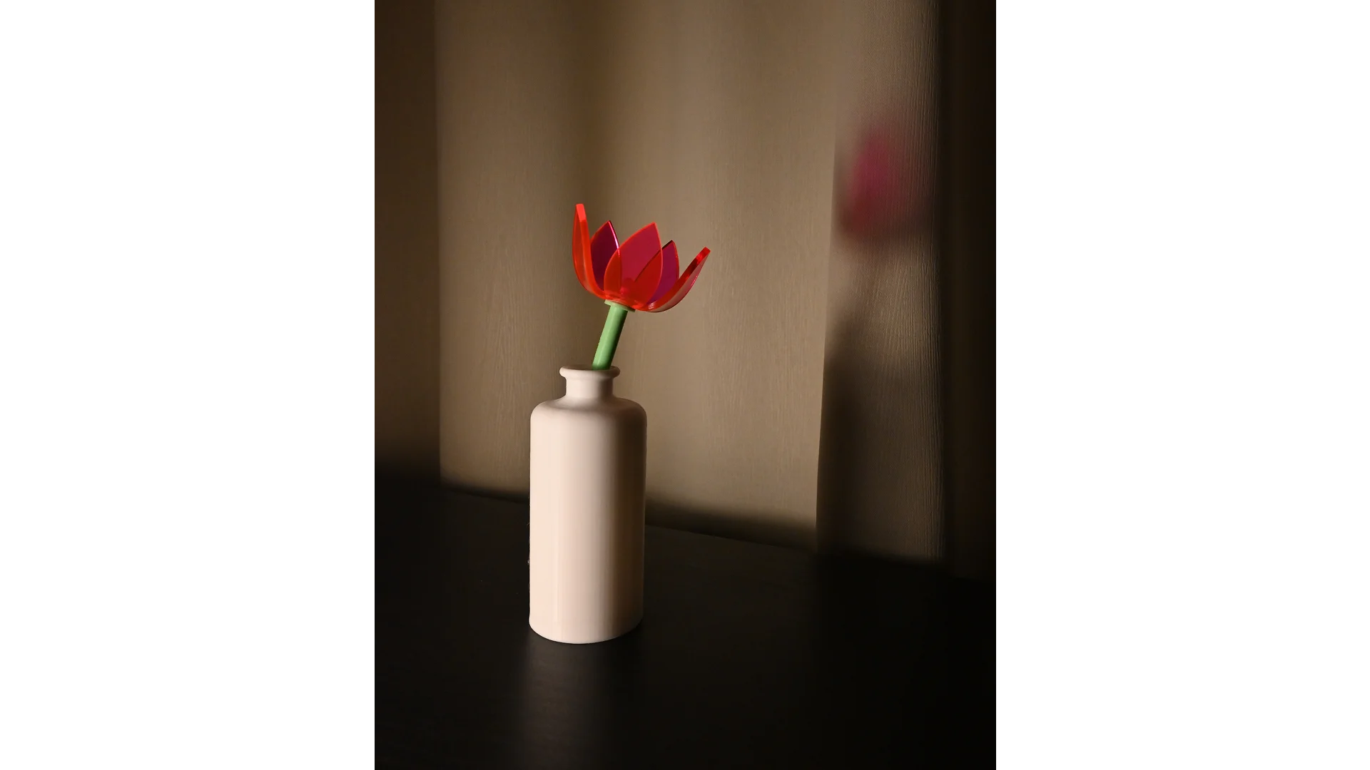 Vart liigutades sisselülitatav lamp. Modelleeritud Fusion 360-s, 3D-prinditud vaasiosa ja vars, laseriga lõigatud pleksiklaasist õis.