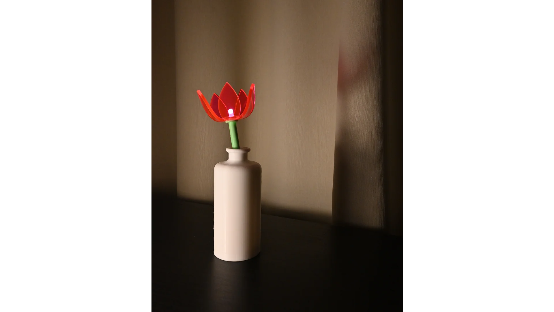 Vart liigutades sisselülitatav lamp. Modelleeritud Fusion 360-s, 3D-prinditud vaasiosa ja vars, laseriga lõigatud pleksiklaasist õis.