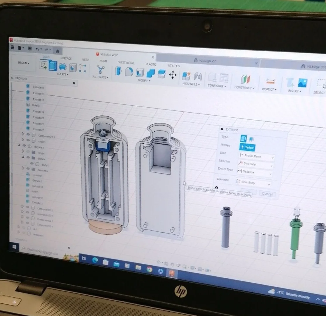 Vart liigutades sisselülitatav lamp. Modelleeritud Fusion 360-s, 3D-prinditud vaasiosa ja vars, laseriga lõigatud pleksiklaasist õis.