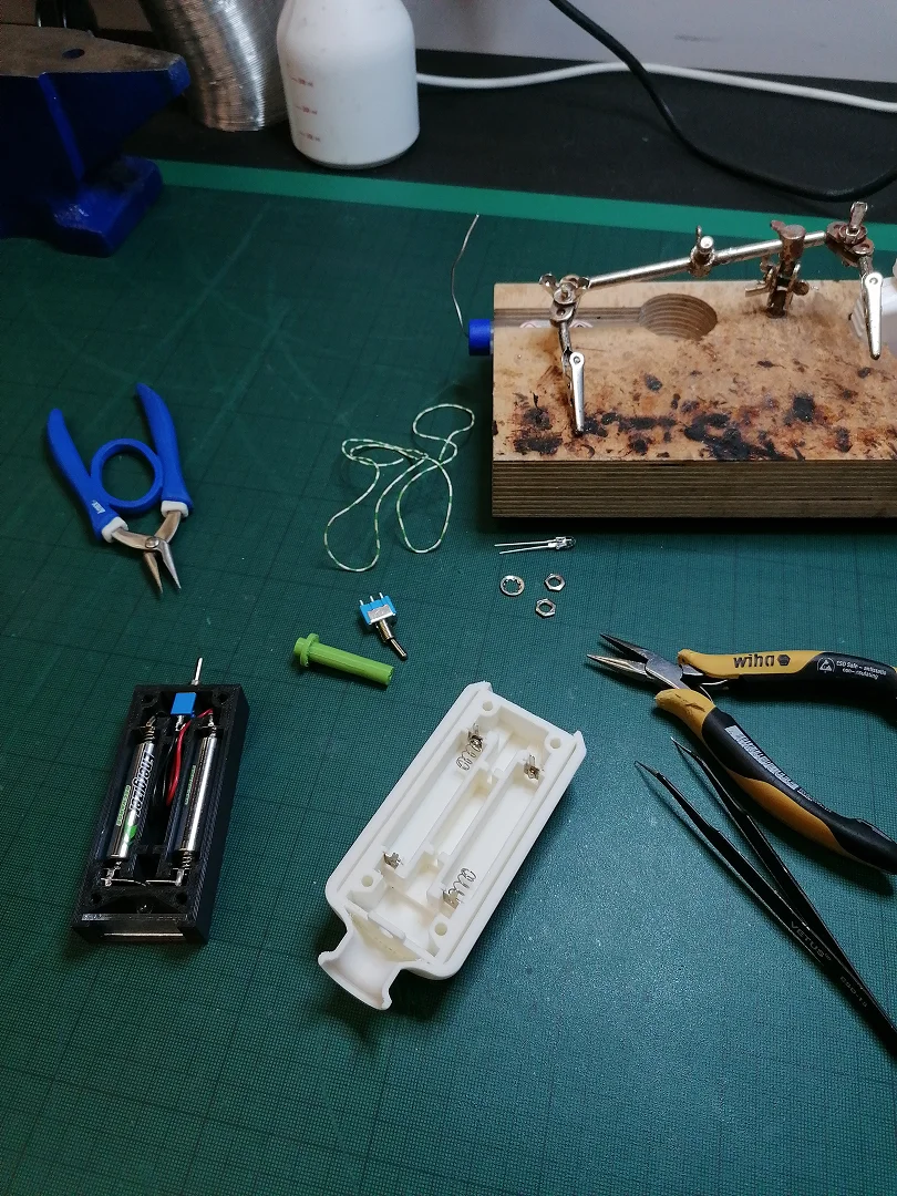 Vart liigutades sisselülitatav lamp. Modelleeritud Fusion 360-s, 3D-prinditud vaasiosa ja vars, laseriga lõigatud pleksiklaasist õis.