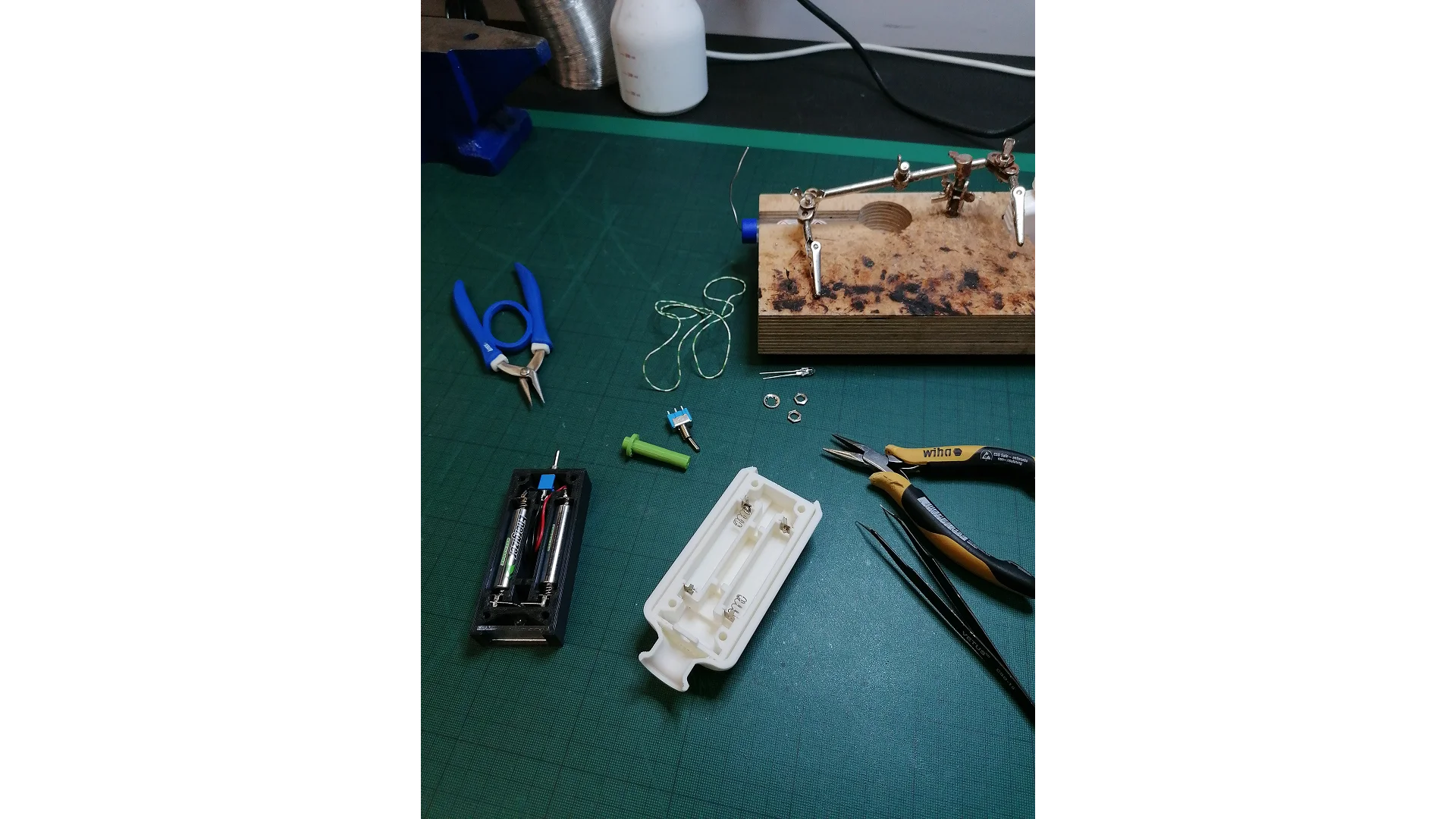 Vart liigutades sisselülitatav lamp. Modelleeritud Fusion 360-s, 3D-prinditud vaasiosa ja vars, laseriga lõigatud pleksiklaasist õis.