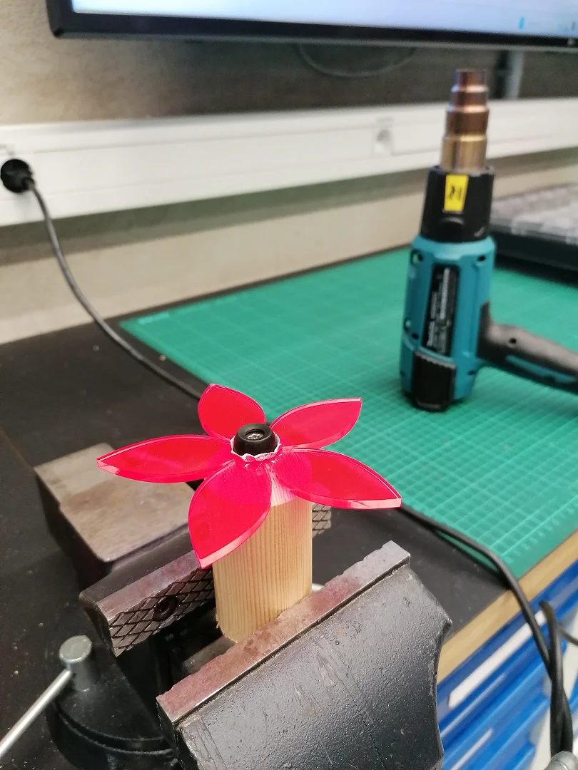 Vart liigutades sisselülitatav lamp. Modelleeritud Fusion 360-s, 3D-prinditud vaasiosa ja vars, laseriga lõigatud pleksiklaasist õis.