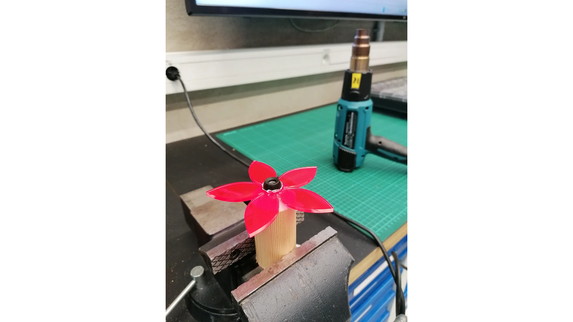 Vart liigutades sisselülitatav lamp. Modelleeritud Fusion 360-s, 3D-prinditud vaasiosa ja vars, laseriga lõigatud pleksiklaasist õis.