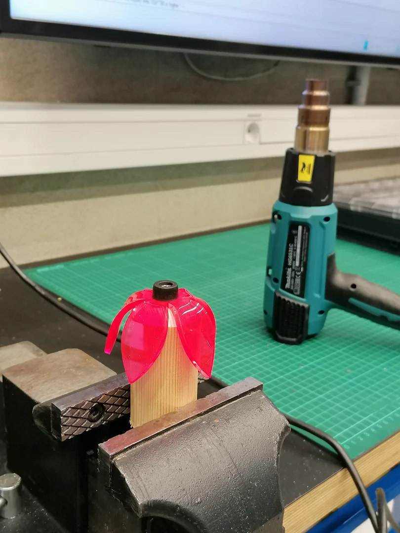 Vart liigutades sisselülitatav lamp. Modelleeritud Fusion 360-s, 3D-prinditud vaasiosa ja vars, laseriga lõigatud pleksiklaasist õis.