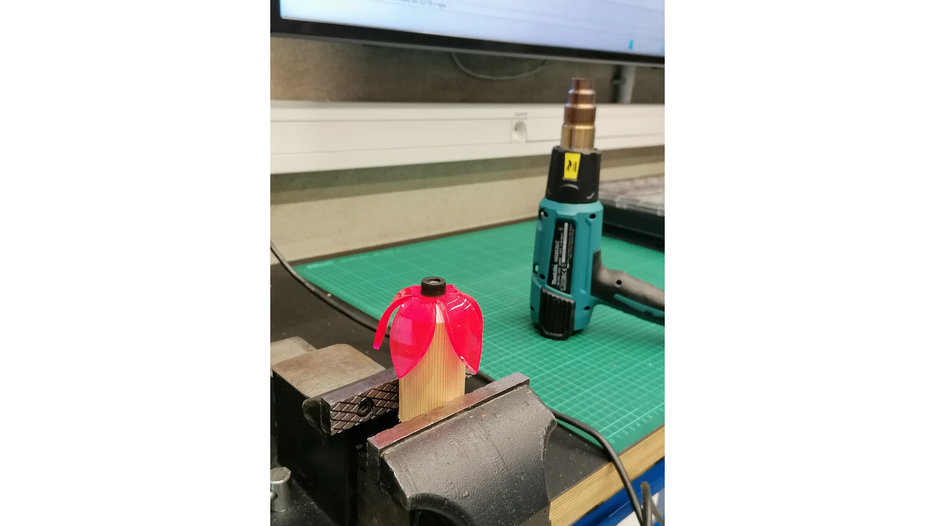 Vart liigutades sisselülitatav lamp. Modelleeritud Fusion 360-s, 3D-prinditud vaasiosa ja vars, laseriga lõigatud pleksiklaasist õis.