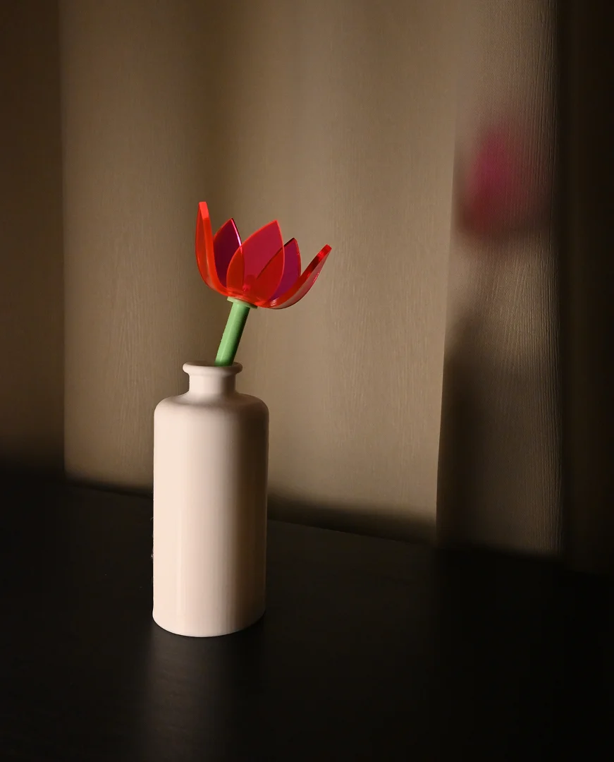 Vart liigutades sisselülitatav lamp. Modelleeritud Fusion 360-s, 3D-prinditud vaasiosa ja vars, laseriga lõigatud pleksiklaasist õis.